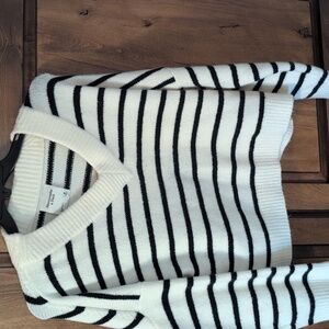 Abercrombie & Fitch White and Black Striped V-Neck Sweater